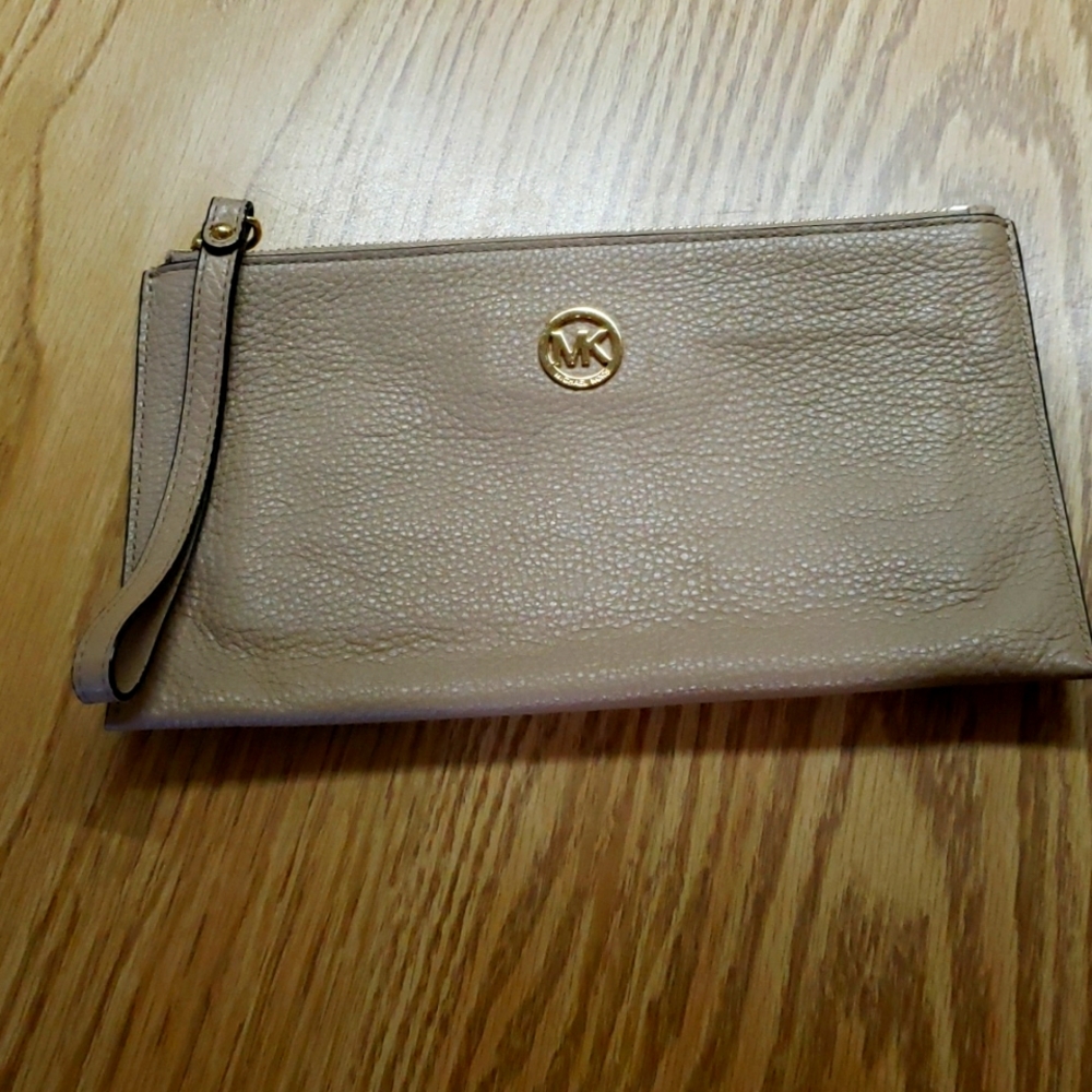 Cream Micheal Kors Wristlet
